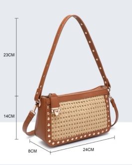 Bolso bandolera con frente de rafia