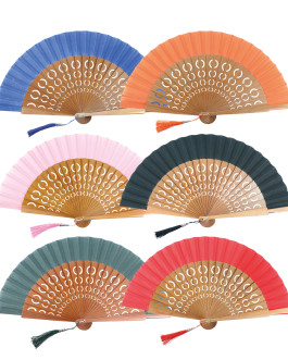 Abanico de madera calado círculos pompón 23cm