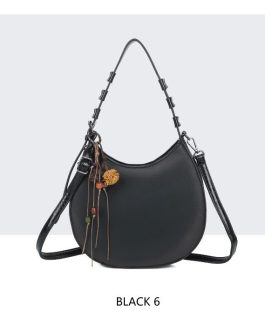 Bolso medialuna con colgante